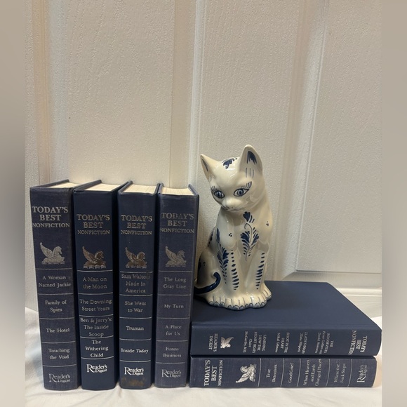 Delft Blue and White Ceramic Cat Figurine - Picture 1 of 16